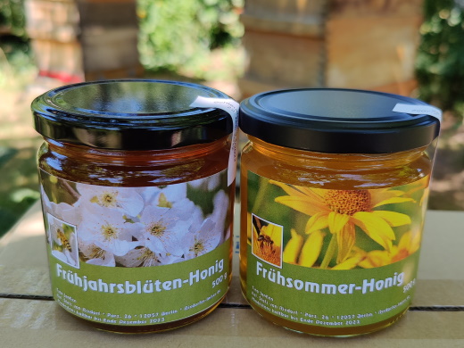 Zwei Honig-Gläser. Frühjahrsblüten-Honig und Frühsommer-Honig